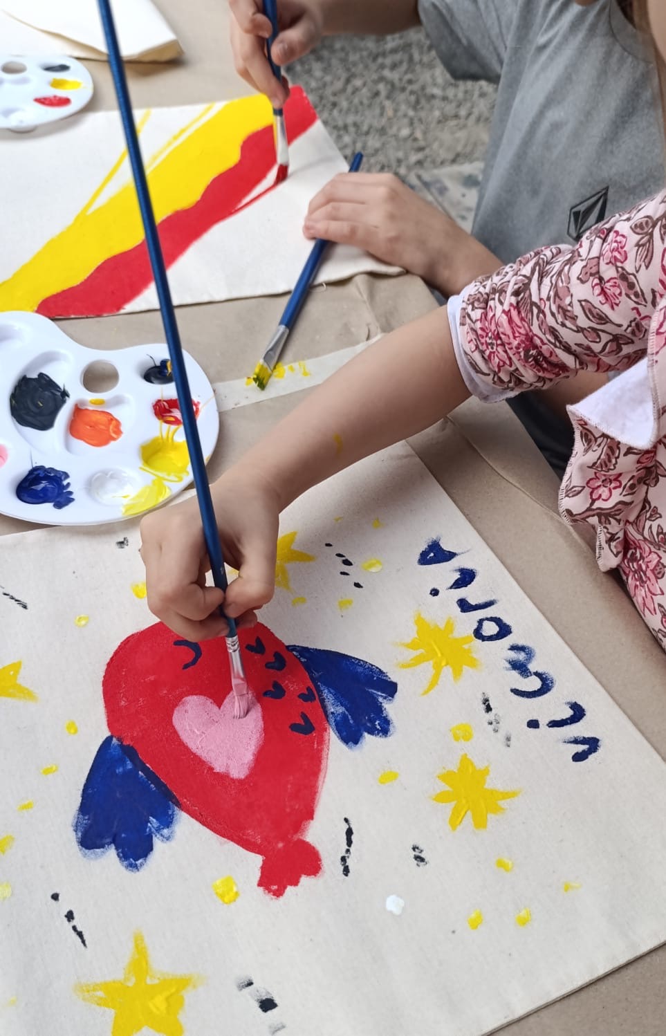 Participantes pintando en Rouge Lab