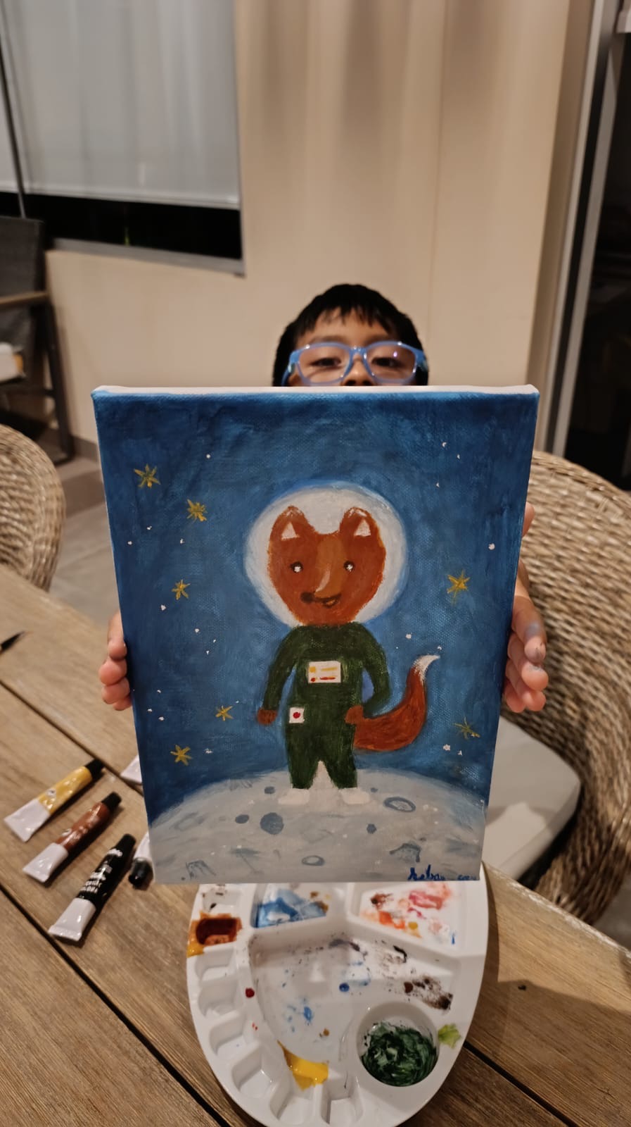 Nino mostrando una pintura realizada en Rouge Lab