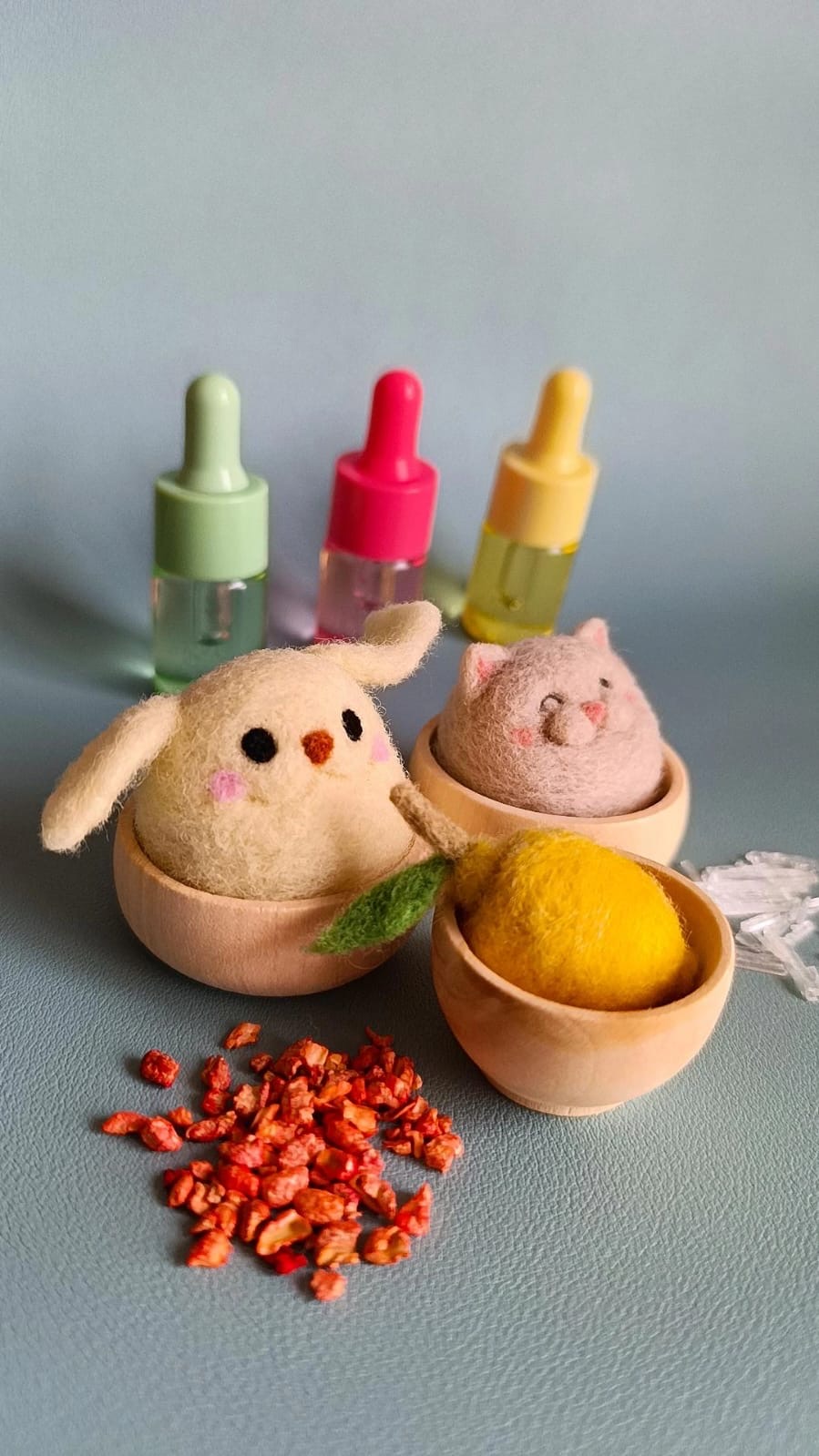 Detalle textil en forma de corazon hecho a mano